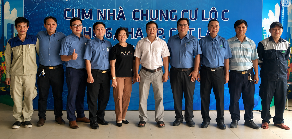 Đội ngũ Hoàng Bách chụp ảnh tập thể